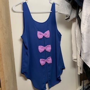 Cute summer top ! *SMOKE FREE HOME*